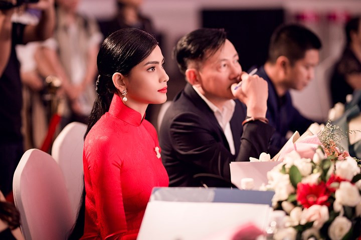 Trương Thị May nhanh chóng nhận được sự chú ý và khen ngợi của khán giả khi ngồi ghế nóng của cuộc thi. Trương Thị May nhanh chóng nhận được sự chú ý và khen ngợi của khán giả khi ngồi ghế nóng của cuộc thi.