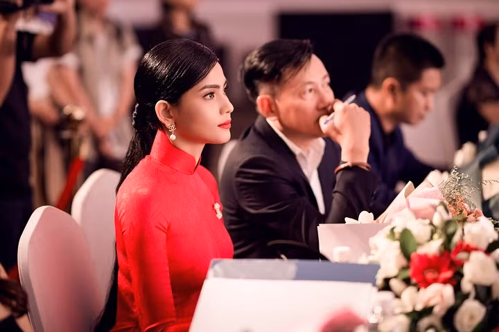 Trương Thị May nhanh chóng nhận được sự chú ý và khen ngợi của khán giả khi ngồi ghế nóng của cuộc thi.