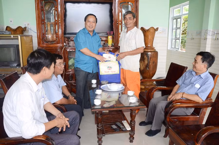 Phó Bí thư Tỉnh ủy Châu Ngọc Tuấn thăm tặng quà gia đình ông TrầnThanh Toán là thương binh ở tổ 5, phường Hòa Bình (thị xã Ayun Pa, Gia Lai). Ảnh: Đ.P