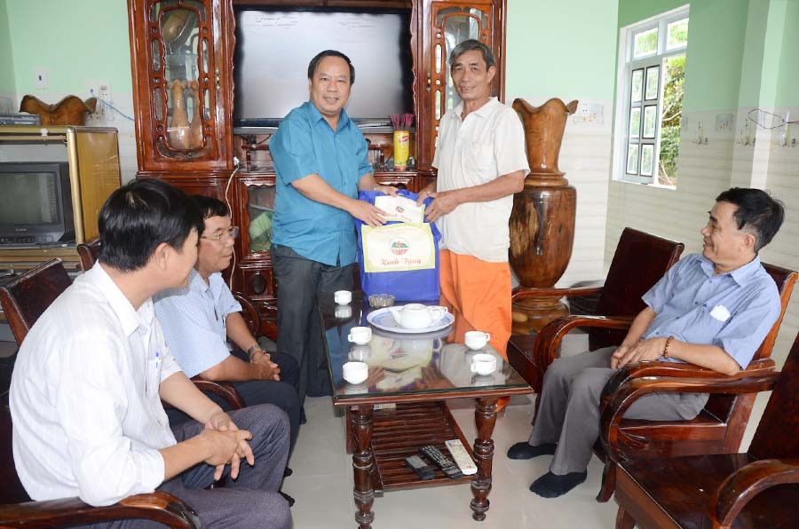 Phó Bí thư Tỉnh ủy Châu Ngọc Tuấn thăm tặng quà gia đình ông TrầnThanh Toán là thương binh ở tổ 5, phường Hòa Bình (thị xã Ayun Pa, Gia Lai). Ảnh: Đ.P