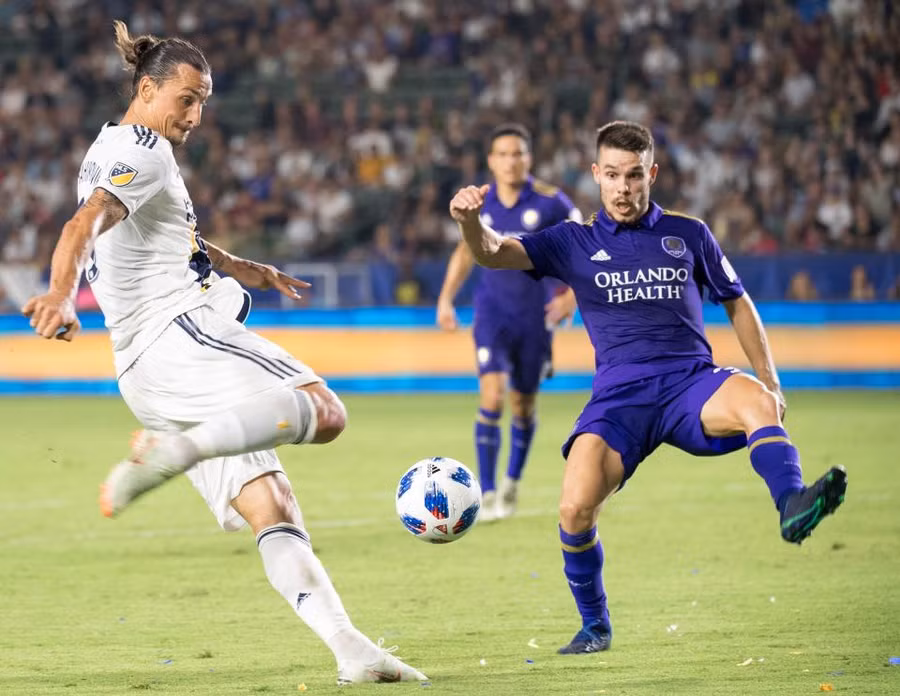  Ibrahimovic volley ghi bàn ấn định tỷ số 4-3