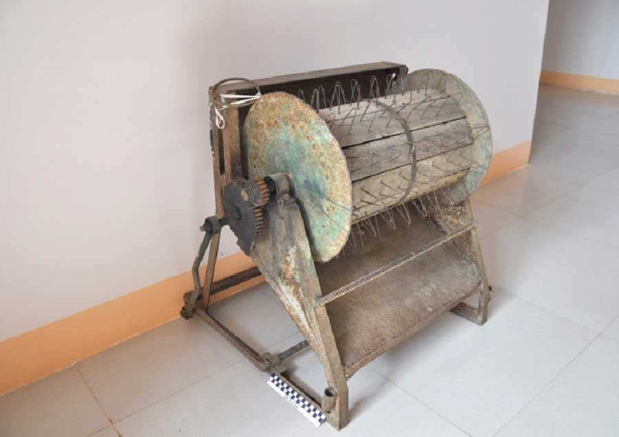  Máy tuốt lúa đạp bằng chân. Ảnh: Đ.T.M