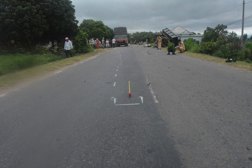 Lực lượng công an phong tỏa hiện trường để điều tra vụ tai nạn.