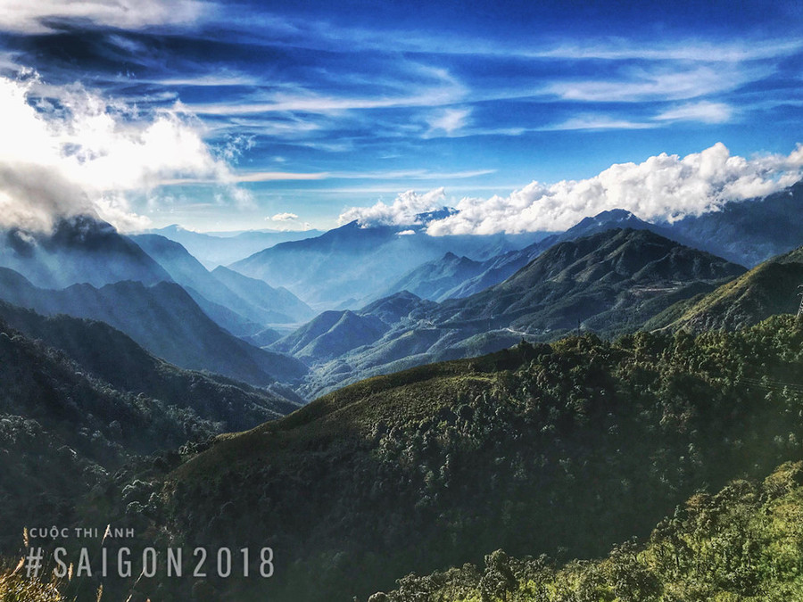  “Bay cùng Việt Nam” của Nguyễn Như Nhi chụp trên đèo Ô Quy Hồ (Sa Pa, Lào Cai). Đây là một trong số những bức ảnh dự thi hiếm hoi được tác giả ghi lại bằng điện thoại.
