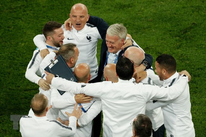  Huấn luyện viên Didier Deschamps (phải) mừng chiến thắng của đội tuyển Pháp sau trận bán kết World Cup 2018 giữa Pháp và Bỉ tại Saint Petersburg, Nga ngày 10/7 vừa qua. (Ảnh: AFP/TTXVN)