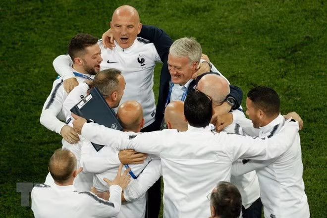  Huấn luyện viên Didier Deschamps (phải) mừng chiến thắng của đội tuyển Pháp sau trận bán kết World Cup 2018 giữa Pháp và Bỉ tại Saint Petersburg, Nga ngày 10/7 vừa qua. (Ảnh: AFP/TTXVN)