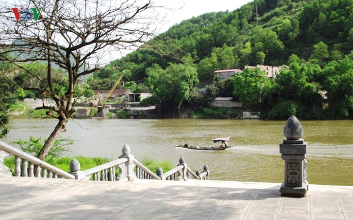 Từ ngã ba Hồng Phú của thành phố Phủ Lý (tỉnh Hà Nam), men theo QL 21 khoảng chục 10 là có thể nhìn thấy đỉnh núi hình đầu rồng, dưới chân núi có ngôi chùa cổ mà dân gian vẫn quen thuộc gọi là Chùa Bà Đanh. (Ảnh: KT) Từ ngã ba Hồng Phú của thành phố Phủ Lý (tỉnh Hà Nam), men theo QL 21 khoảng chục 10 là có thể nhìn thấy đỉnh núi hình đầu rồng, dưới chân núi có ngôi chùa cổ mà dân gian vẫn quen thuộc gọi là Chùa Bà Đanh. (Ảnh: KT)