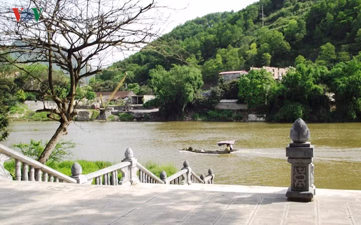 Từ ngã ba Hồng Phú của thành phố Phủ Lý (tỉnh Hà Nam), men theo QL 21 khoảng chục 10 là có thể nhìn thấy đỉnh núi hình đầu rồng, dưới chân núi có ngôi chùa cổ mà dân gian vẫn quen thuộc gọi là Chùa Bà Đanh. (Ảnh: KT)