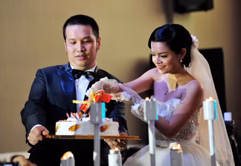 Năm 2012, Phạm Quỳnh Anh quyết định kết hôn với Quang Huy và rời bỏ sự nghiệp ca hát, phụ giúp chồng quản lý công việc và chăm sóc gia đình. Thi thoảng cô ra ca khúc mới để đỡ nhớ nghề. Đến giờ, ca sĩ vẫn không tiếc nuối việc chọn gia đình thay vì sự nghiệp.