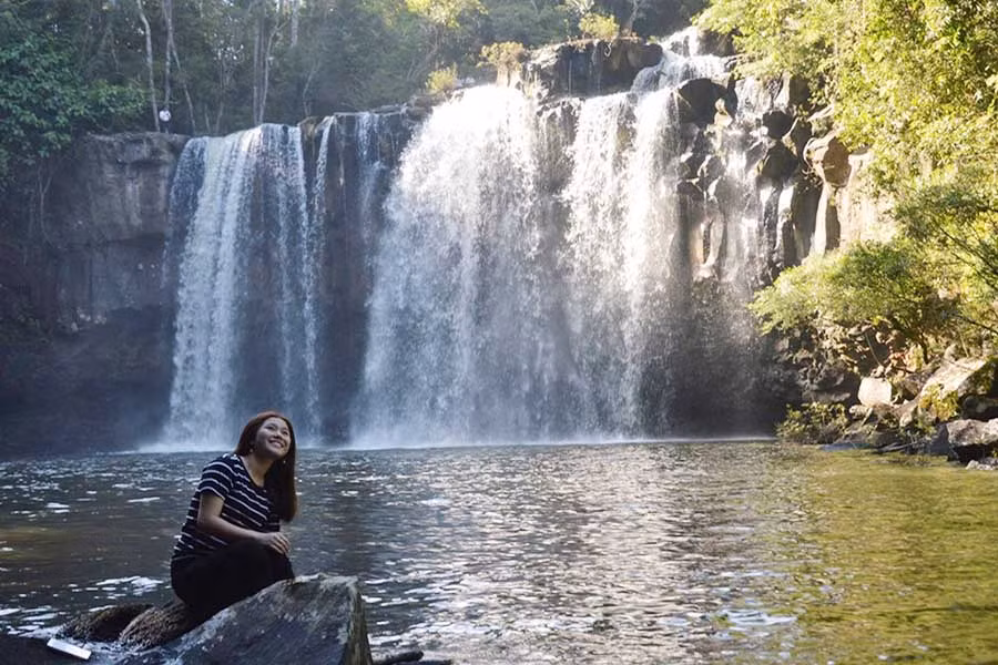 Du khách bên thác Kon Lốk (huyện Kbang). Ảnh: N.V.T