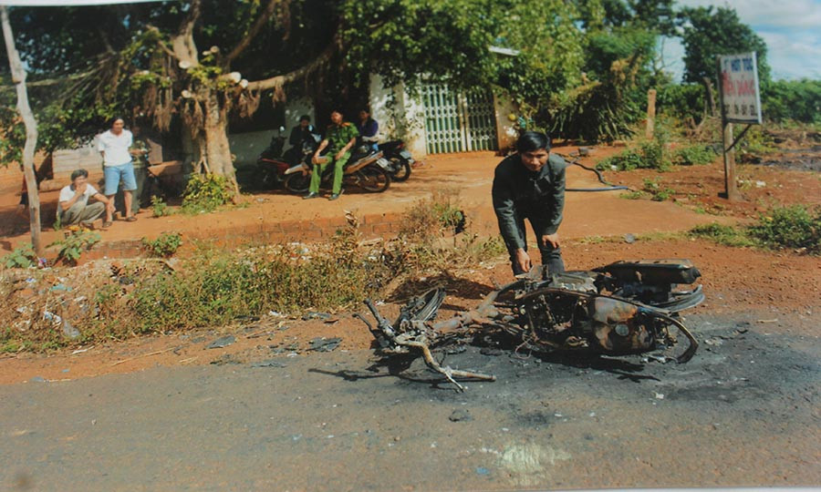 Công an thực hiện lại hiện trường. Ảnh: N.D