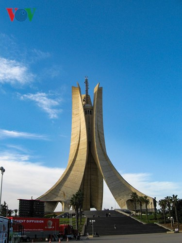  Martyrs' Memorial – Đài tưởng niệm các chiến sĩ hy sinh về nền độc lập quốc gia. Công trình kiến trúc này là điểm nhấn và cũng là trái tim thành phố.