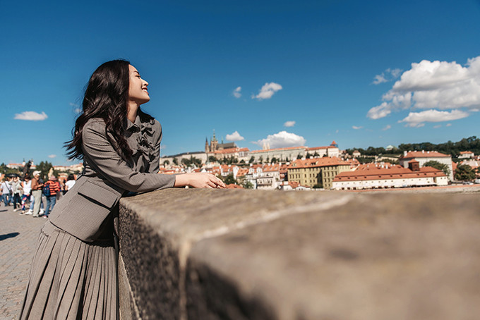 Bộ ảnh được thực hiện với sự hỗ trợ của nhiếp ảnh Kellis Pictures, trang điểm Nhung Cận, trang phục Đặng Hải Yến.