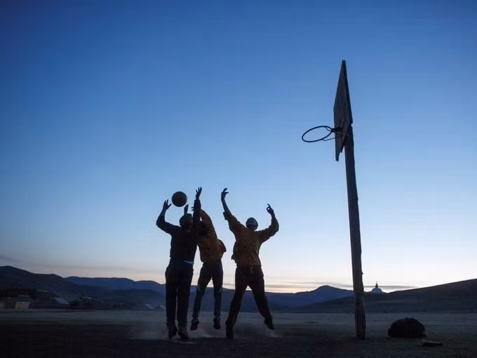 Họ thư giãn bằng cách chơi bóng rổ lúc hoàng hôn…