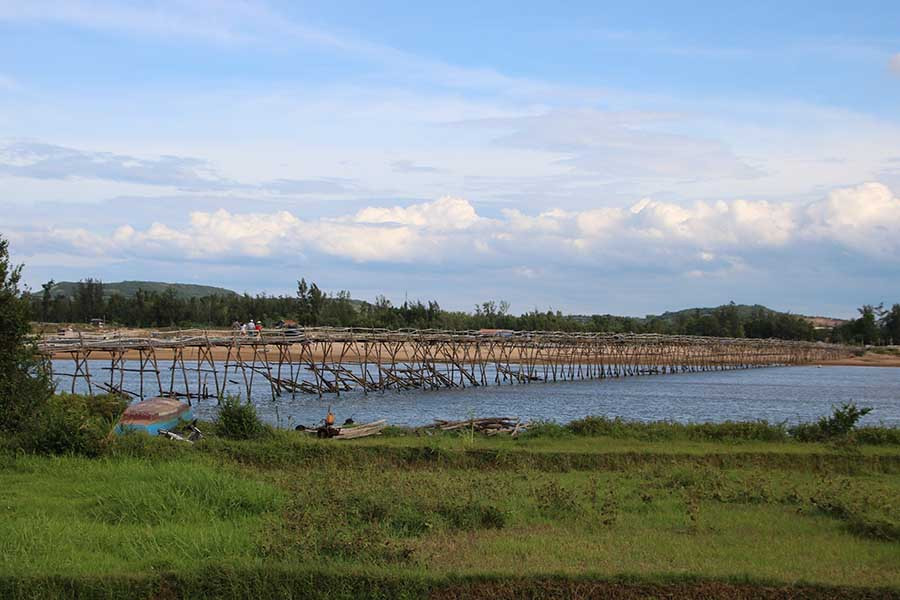 Nằm cách quốc lộ 1A chưa đầy 100m, cầu gỗ Ông Cọp bắc qua sông Bình Bá nối liền các thôn phía bắc xã An Ninh Tây (huyện Tuy An) với phường Xuân Đài (thị xã Sông Cầu, tỉnh Phú Yên). Cầu được xây dựng lần đầu năm 1998 với tổng chi phí hơn 1 tỷ đồng do ông Nguyễn Phước Thọ (TP.Nha Trang, tỉnh Khánh Hòa) tự bỏ tiền ra đầu tư. 