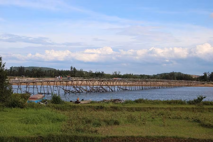 Nằm cách quốc lộ 1A chưa đầy 100m, cầu gỗ Ông Cọp bắc qua sông Bình Bá nối liền các thôn phía bắc xã An Ninh Tây (huyện Tuy An) với phường Xuân Đài (thị xã Sông Cầu, tỉnh Phú Yên). Cầu được xây dựng lần đầu năm 1998 với tổng chi phí hơn 1 tỷ đồng do ông Nguyễn Phước Thọ (TP.Nha Trang, tỉnh Khánh Hòa) tự bỏ tiền ra đầu tư. 