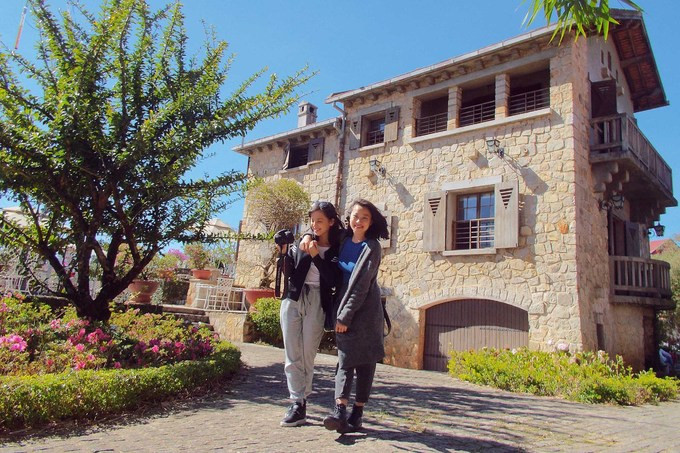 Biệt thự nằm gần Ga Đà Lạt nên bạn có thể kết hợp chuyến khám phá 2 công trình cổ trong một buổi. Biệt thự mở cửa cả ngày. Nơi đây đang được cho thuê để kinh doanh nhà hàng, du khách có thể tham quan bên ngoài mà không mất phí.