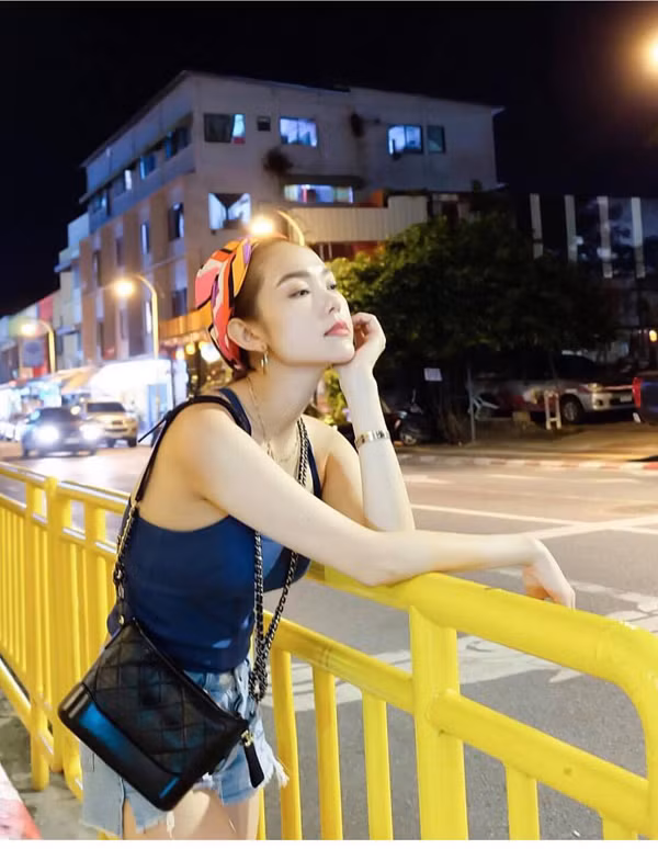 Short jean rách, áo hai dây là trang phục được Minh Hằng chọn lựa khi xuống phố. Cô phối thêm khăn turban và túi Chanel Gabrielle Bag để hoàn thiện set đồ.