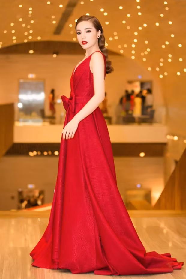 Đầu tiên là chiếc đầm đỏ nổi bật của NTK Đỗ Mạnh Cường giúp cho Kỳ Duyên tôn lên được làn da trắng trong sự kiện vào cuối tháng 1. Sự tối giản trong form váy cũng như cách lựa chọn phụ kiện càng làm tăng lên nét sang trọng cho nàng Hậu.