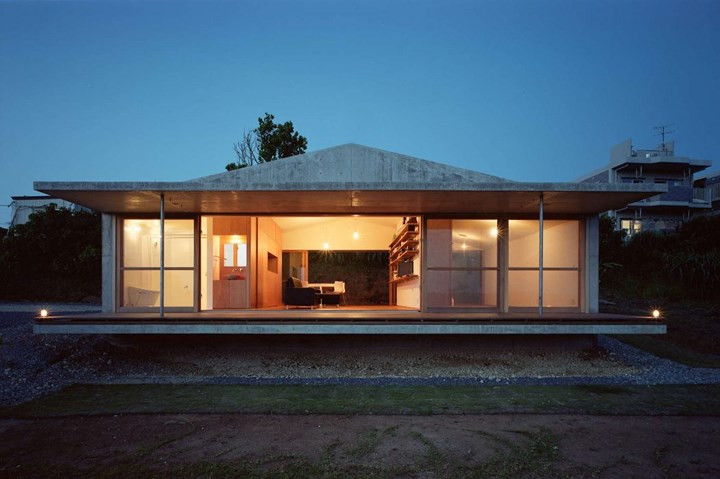 Sự xuất hiện của đèn trang trí vào ban đêm không chỉ ảnh hưởng đến độ sáng tối của căn nhà mà còn tạo nên vẻ đẹp sang trọng, nổi bật hơn đối với những khu vực xung quanh.