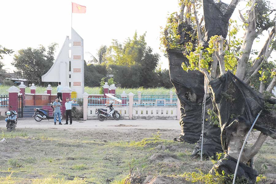  Người dân Tú An đồng lòng hiến đất, góp cây xanh xây dựng Đài tưởng niệm liệt sĩ xã. Ảnh: M.N