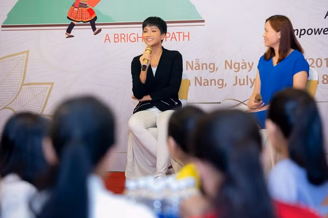 H'hen Niê chia sẻ những điều cô tâm huyết với các em nhỏ trong chương trình. (Ảnh: Thiên An)