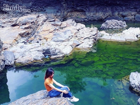 Nước hồ xanh, trong nhìn thấy tận đáy