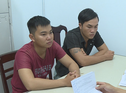 Dũng (trái) và Đông tại cơ quan điều tra Dũng (trái) và Đông tại cơ quan điều tra