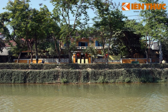 Cách phủ Tùng Thiện vương không xa, ở số 145 Phan Đình Phùng là nhà lưu niệm bà Từ cung, tức Đoan Huy Hoàng thái hậu, vợ vua Khải Định, mẹ vua Bảo Đại. Ngôi nhà là nơi bà Từ cung sống từ năm 1955 đến khi qua đời năm 1980.