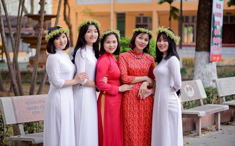 Phùng Thu Phương (thứ 2 từ trái qua) bên cô giáo và bạn bè.