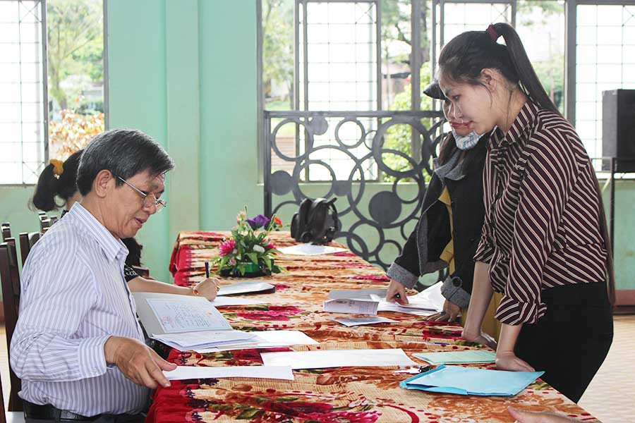 Phụ huynh nộp hồ sơ vào lớp 6 tại Trường THCS Nguyễn Du. Ảnh: N.G