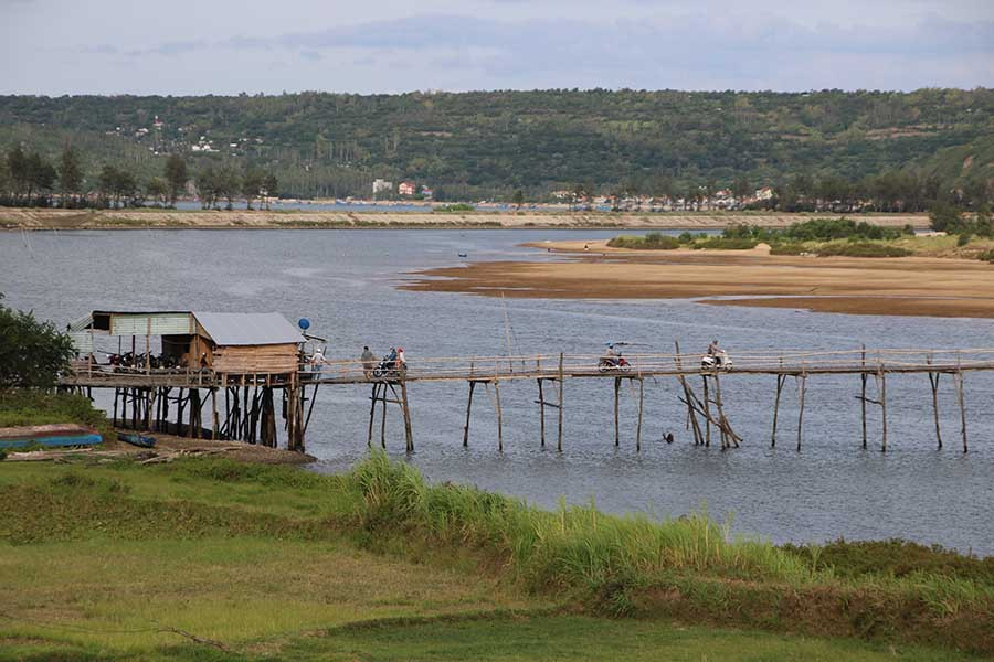  Ở một đầu cầu có dựng chòi canh, khách qua cầu sẽ phải trả lộ phí từ 1.000 - 5.000 đồng, tùy vào số lượng người và độ cồng kềnh của hàng hóa. 