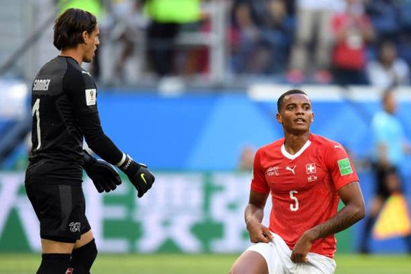 Bóng đã chạm chân Akanji (số 5) trước khi đi vào lưới. Ảnh: AP.