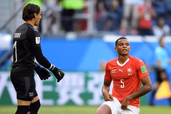 Bóng đã chạm chân Akanji (số 5) trước khi đi vào lưới. Ảnh: AP.