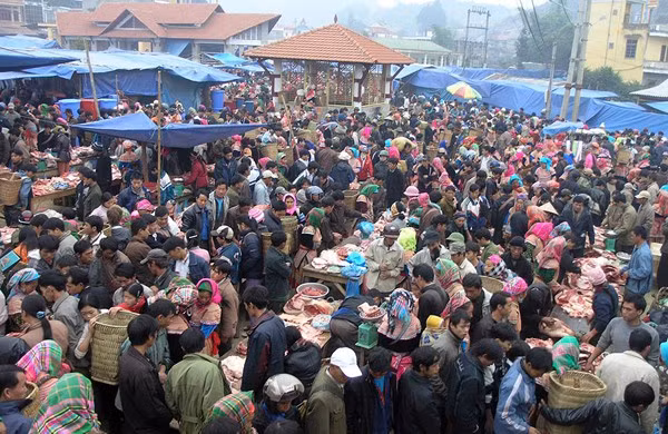 Chợ phiên vùng cao huyện Bắc Hà ( Lào Cai ) là 1 trong 10 khu chợ nổi tiếng nhất Đông Nam Á do tạp chí du lịch Se ren dib ( Si ri Lan ka ) bình chọn.