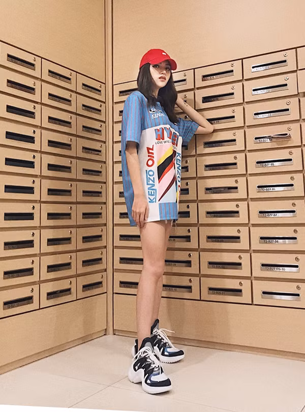  Bên cạnh các kiểu chân váy ôm, chân váy chữ A, các mẫu váy ngắn, short khoe chân thon cũng được lòng sao Việt. Hoa hậu chuyển giới Hương Giang trẻ trung với mốt 'giấu quần'.