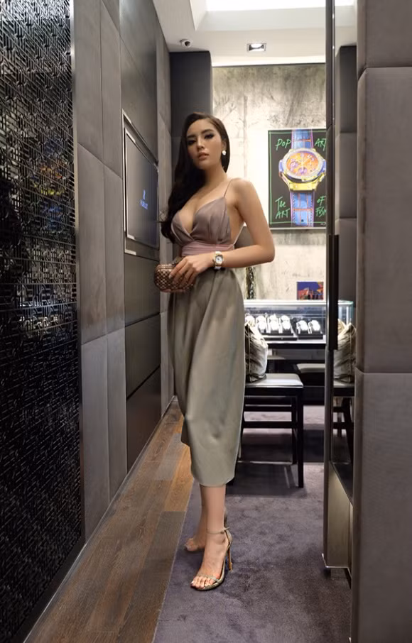 Chiếc đầm khiến công chúng hoang mang nhất vào dịp tháng 6 khi Kỳ Duyên tham dự sự kiện tại Singapore. Nhiều ý kiến gay gắt vì độ hở quá táo bạo của một nàng Hoa hậu.