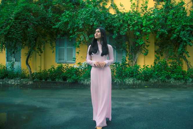 Tường Vy duyên dáng trong tà áo dài Tường Vy duyên dáng trong tà áo dài