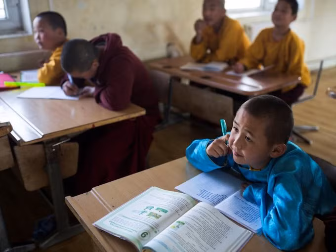 9 Vào buổi chiều, các chú tiểu được học những môn văn hóa thông thường như toán, văn.