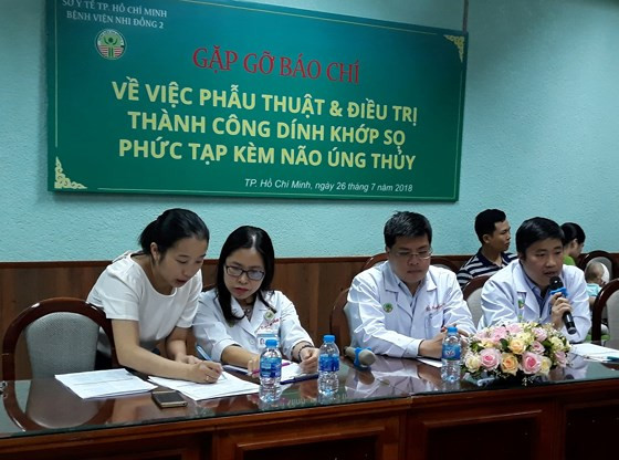 Các bác sĩ chia sẻ thông tin với báo chí Các bác sĩ chia sẻ thông tin với báo chí