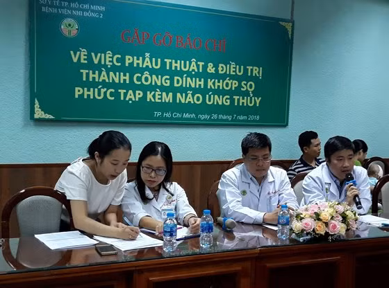  Các bác sĩ chia sẻ thông tin với báo chí