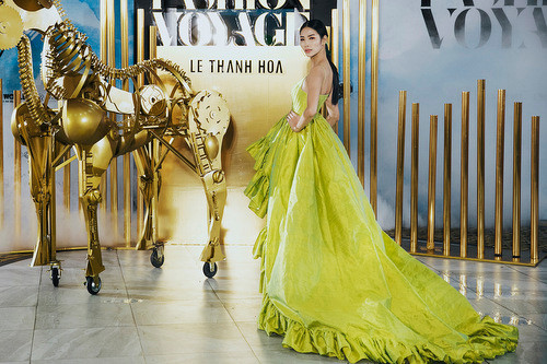 Hoàng Thùy mở màn bộ sưu tập bằng bộ váy quét đất với những đường viền bèo nhún.  Hoàng Thùy mở màn bộ sưu tập bằng bộ váy quét đất với những đường viền bèo nhún.