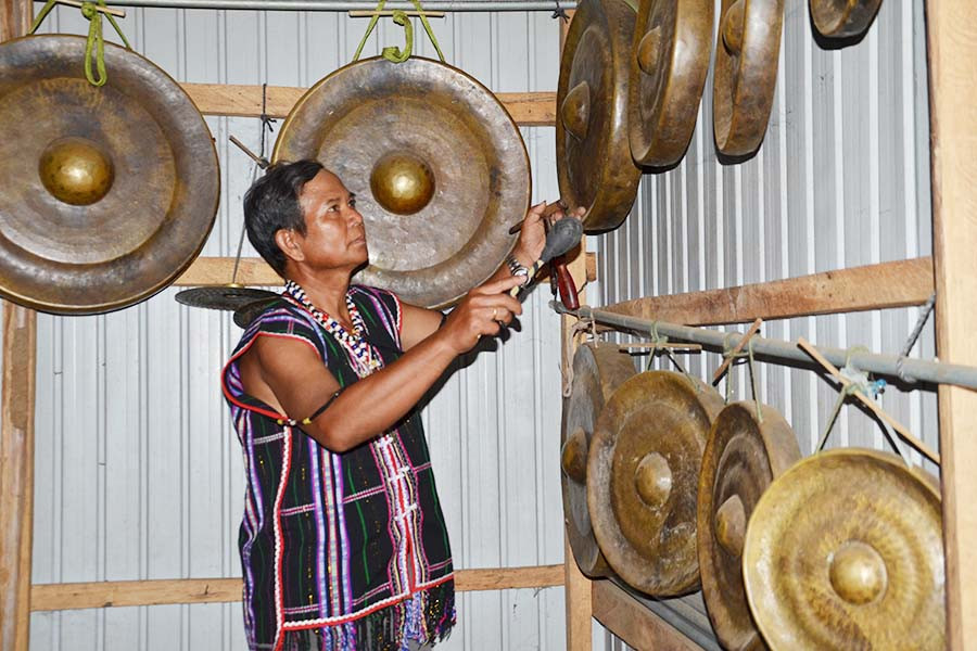  Ông Đinh Keo vẫn còn giữ nhiều bộ cồng chiêng trong nhà như một báu vật. Ảnh: P.L