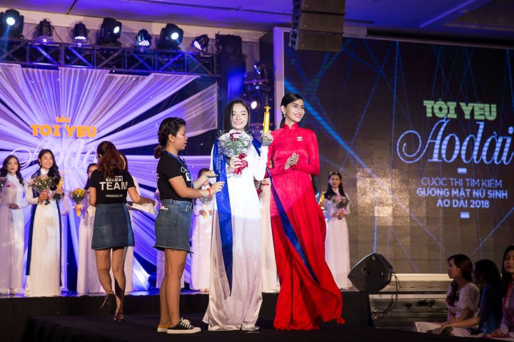 Kết quả, danh diệu Quán quân Gương mặt Nữ sinh Áo dài 2018 đã thuộc về Đoàn Thiên Ân, sinh năm 2000, học trường Trung học Phổ thông Thủ Thiêm, TPHCM. Thiên Ân đã vượt qua 20 thí sinh trong vòng chung kết. Kết quả, danh diệu Quán quân Gương mặt Nữ sinh Áo dài 2018 đã thuộc về Đoàn Thiên Ân, sinh năm 2000, học trường Trung học Phổ thông Thủ Thiêm, TPHCM. Thiên Ân đã vượt qua 20 thí sinh trong vòng chung kết.