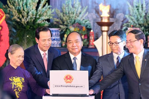 Thủ tướng Nguyễn Xuân Phúc ấn nút khai trương Cổng thông tin điện tử về liệt sĩ, mộ liệt sĩ và nghĩa trang liệt sĩ. Ảnh: VGP/Quang Hiếu