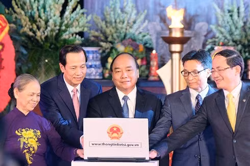Thủ tướng Nguyễn Xuân Phúc ấn nút khai trương Cổng thông tin điện tử về liệt sĩ, mộ liệt sĩ và nghĩa trang liệt sĩ. Ảnh: VGP/Quang Hiếu