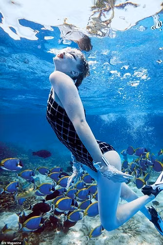 Trang Dailymail đánh giá, những bức hình khiến Gigi Hadid đẹp một cách mê hoặc, như nàng công chúa giữa biển xanh.