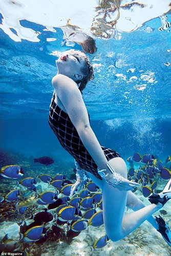 Trang Dailymail đánh giá, những bức hình khiến Gigi Hadid đẹp một cách mê hoặc, như nàng công chúa giữa biển xanh.