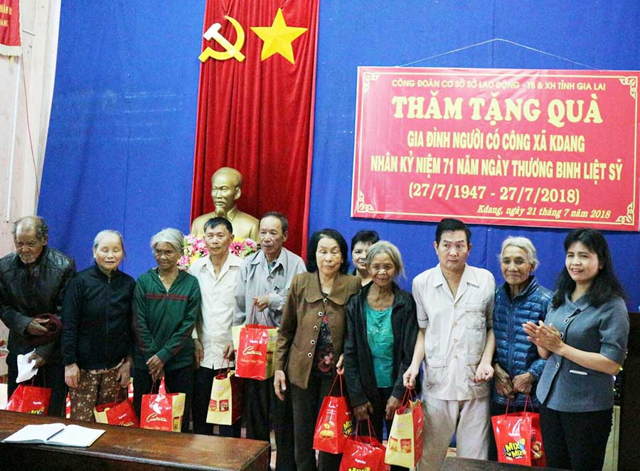  Tặng quà cho các gia đình người có công tại xã Kdang. Ảnh: Đ.Y