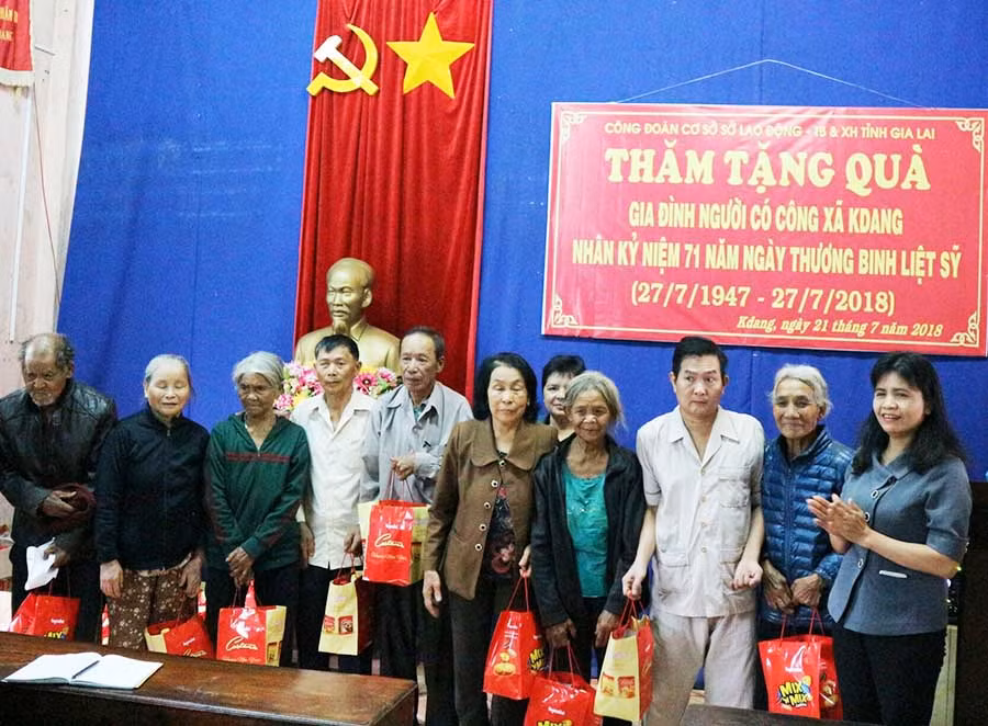  Tặng quà cho các gia đình người có công tại xã Kdang. Ảnh: Đ.Y